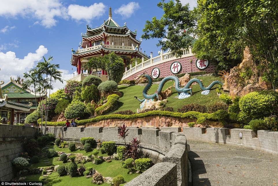 Ngôi đền Đạo giáo ở Cebu, Philippines mở cửa cho tất cả mọi người đến cầu may và tìm câu trả lời cho những quyết định trong cuộc đời. 