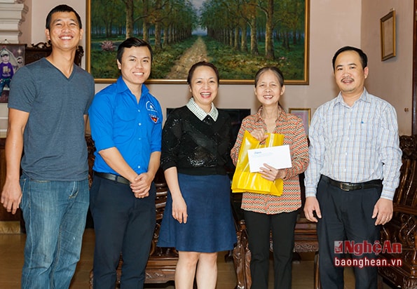 Thăm tặng quà đồng chí Phan Thị Thúy Liên nguyên Tổng biên tập Báo Nghệ An