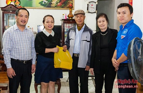 Thăm tặng quà nhà báo Dương Huy là nhà báo thế hệ đầu tiên của báo Nghệ An 