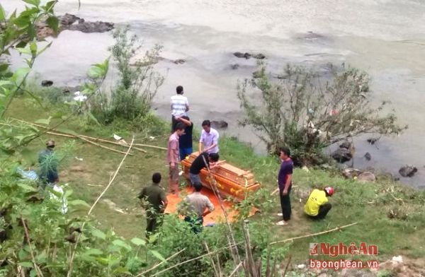 Thi thể nạn nhân được gia đình chuyển về mai táng theo phong tục của địa phương