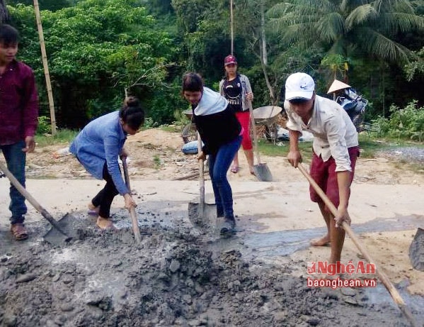 Người dân Châu Khê ( Con Cuông) làm đường giao thông nông thôn