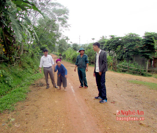 Thi thoảng mẹ Lá ra 