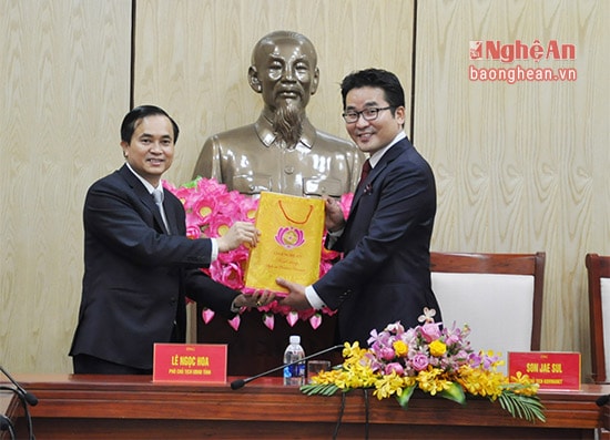 Lãnh đạo tỉnh Nghệ An trao quà lưu niệm cho 