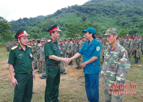 Đại tá Hà Tân Tiến – Ủy viên Ban Thường vụ, Chỉ huy trưởng Bộ CHQS tỉnh động viên quân dự bị tại diễn tập khu vực phòng thủ huyện Quế Phong.