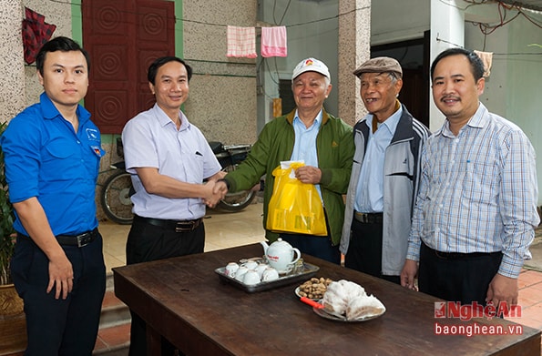 Thăm tặng quà gia đình ông Thái Ngô Dương - nguyên Tổng biên tập Báo Nghệ An