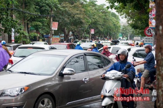 Theo ghi nhận, trên đường như Lê Hồng Phong, ô tô, xe máy xếp hàng dài chờ di chuyển