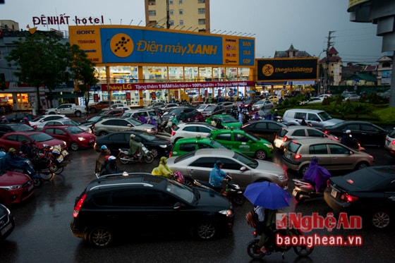 Bùng binh Lê Hồng Phong – Nguyễn Thị Minh Khai các phương tiện dồn cứng lại, ì ạch di chuyển từng chút một