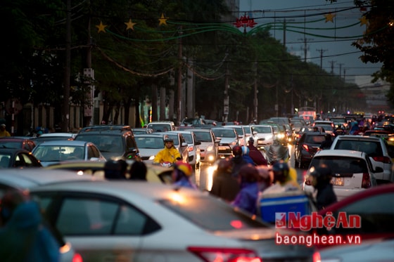  Các phương tiện nối thành hàng dài trên đường Nguyễn Thị Minh Khai.