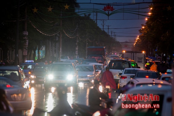 Do mưa lạnh kéo dài trong mấy ngày qua, nhiều người bỏ xe máy, đi làm bằng ô tô cá nhân khiến lưu lượng ô tô tăng đột biến, cộng theo nhiều người điều khiển phương tiện giao thông không chấp hành các quy định về ATGT khiến đường đã tắc càng tắc thêm.