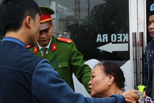 ba-khoc-tim-chau-nghi-mac-ket-trong-dam-chay