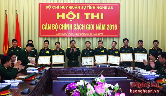 dai ta trần Nguyên Dương - Pho Chính ủy Bộ CHQS tỉnh trao giay khen cho cac ca nhan co thanhf tich trong hoi thi