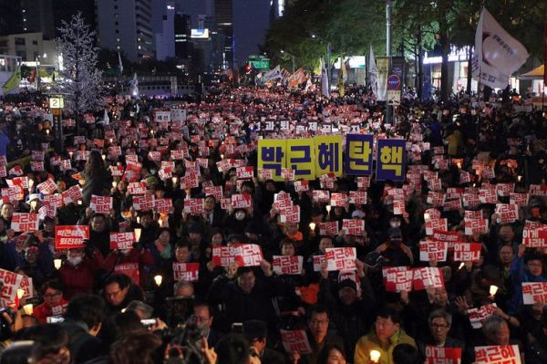 Hình ảnh người biểu tình tại Hàn Quốc yêu cầu tổng thống nước này từ chức. Ảnh: Bloomberg.