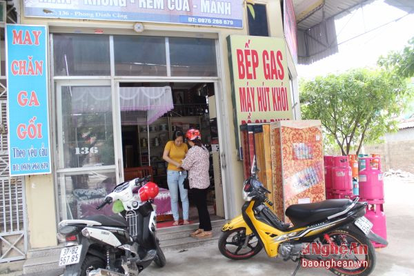 Nhiều cửa hàng gas còn  kinh doanh  cùng mặt bằng với các lĩnh vực khác.(Ảnh chụp trên đường Phong Định Cảng - TP. Vinh).