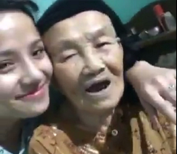 Cụ bà 100 tuổi và cô cháu gái xinh xắn (ảnh cắt từ clip).