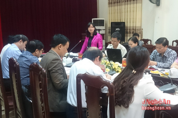 Đồng chí Bùi Thị Minh Hoài - Ủy viên Trung ương Đảng - Phó Chủ nhiệm Ủy ban Kiểm tra Trung ương phát biểu tại buổi làm việc với BTV Thành ủy Vinh.