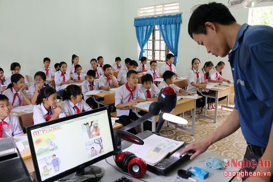 Giờ học ngoại ngữ ở trường THCS Trà Lân - Con Cuông