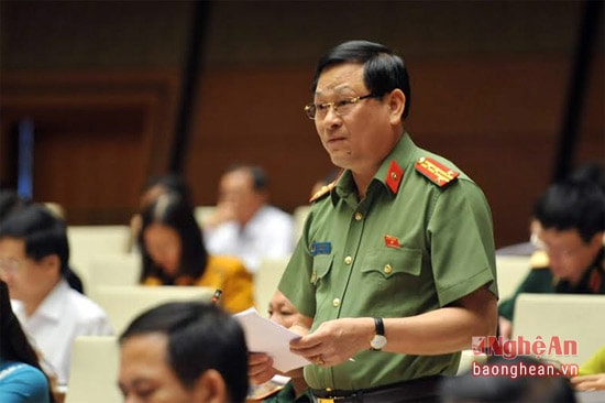 Đại biểu Nguyễn Hữu Cầu phát biểu trên nghị trường. Ảnh: Diệp Anh.