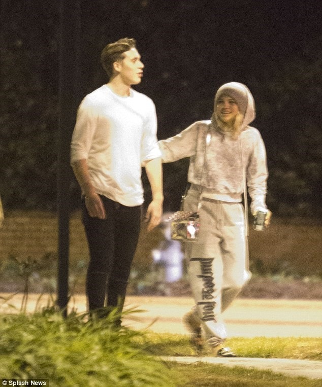  Hình ảnh thân mật của Brooklyn Beckham và Sofia Richie bị paparazzi chụp lại. Ảnh: Daily Mail.