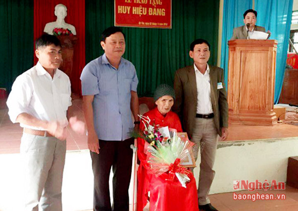 Đ.c Bùi Thanh Bảo trao tặng huy hiệu 70 năm tuổi Đảng cho đảng viên Nguyễn Bá Châu