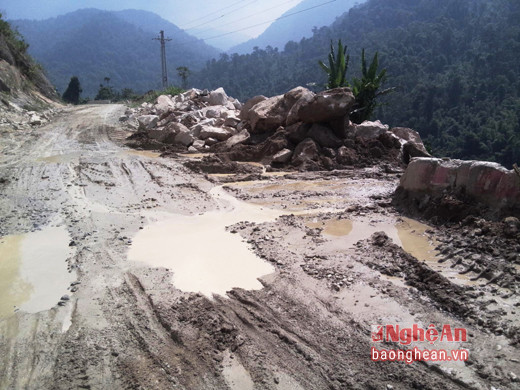 Quốc lộ 16 đoạn xây dựng nhà máy thủy điện Đồng Văn bị hư hỏng nặng.