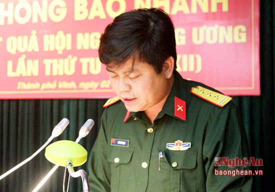 Thượng tá Thái Đức Hạnh - Chính ủy Bộ CHQS tỉnh thông báo nhanh NQTW4