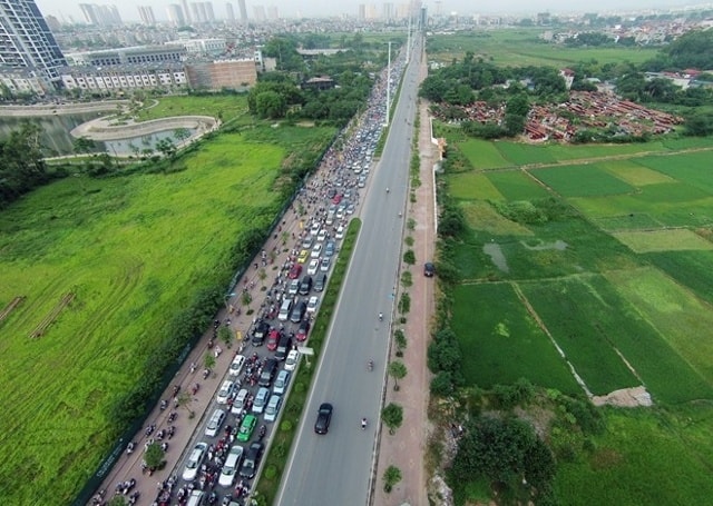 Trong khi đó, tuyến đường Tố Hữu, được xây mới hoàn toàn dịp Đại lễ 1000 năm Thăng Long 2010 nhằm giảm tải cho tuyến đường Nguyễn Trãi đến nay cũng đã quá tải vào cá khung giờ cao điểm (Ảnh: Zing)