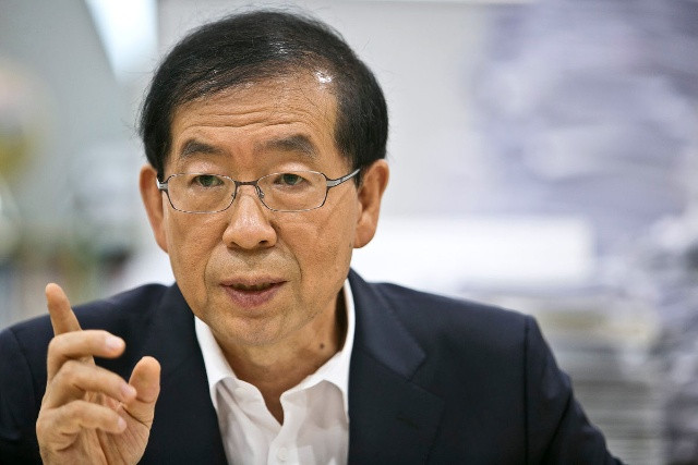 Thị trưởng Seoul, Park Won-soon ứng viên có thế lực lớn trong cuộc bầu cử Tổng thống Hàn Quốc năm tới kêu gọi Tổng thống Park từ chức.