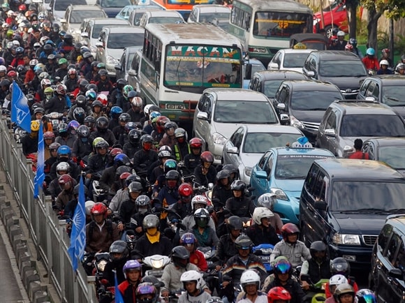 Từng hàng dài xe gắn máy, ô tô chen chúc trên các tuyến đường của thủ đô Jakarta, Indonesia. Theo tính toán, một người lái xe tại Jakarta phải dừng xe lại tới hơn 33.000 lần mỗi năm,