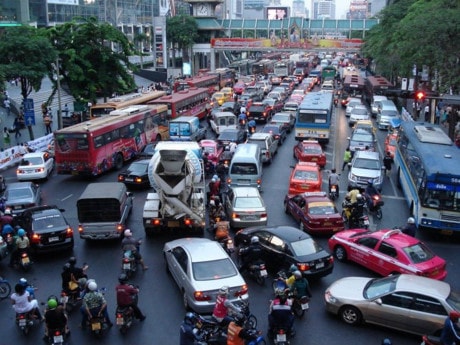 Sao Paulo nổi tiếng với cảnh tắc đường kéo dài đến 4 giờ mỗi ngày. Điều này là do dân số và phương tiện giao thông phát triển nhanh chóng vượt quá khả năng của chính phủ trong việc mở rộng đường. 