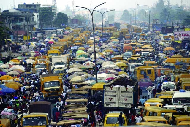 Lagos là thành phố lớn nhất Nigeria với dân số 21 triệu người. Cảnh tắc đường ở đây cũng rất “xứng tầm” với số dân đông đúc.