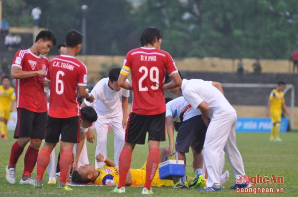 Bác sỹ Trần Ngọc Mạnh chăm sóc cho cầu thủ bị chấn thương. Ảnh: Đức Chuyên