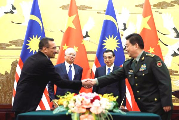 Thủ tướng Malaysia Najib Razak chứng kiến lễ ký kết thỏa thuậnmua 4 tàu hải quân của Trung Quốc. Ảnh: Reuters