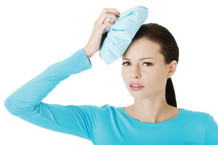 Chườm nóng: Bạn có thể sử dụng một túi nước nóng và chườm về phía sau cổ sẽ giúp bạn giảm đau đầu do stress. Điều này cũng giúp thư giãn các cơ bắp và hạn chế việc đau nhói ở vùng đầu.