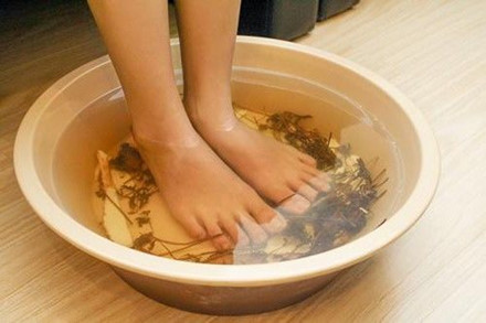 Ngâm chân bằng nước ấm: Khi nhức đầu, bạn có thể ngâm chân vào nước ấm. Điều này sẽ giúp luân chuyển máu từ chân lên đầu và ngược lại. 