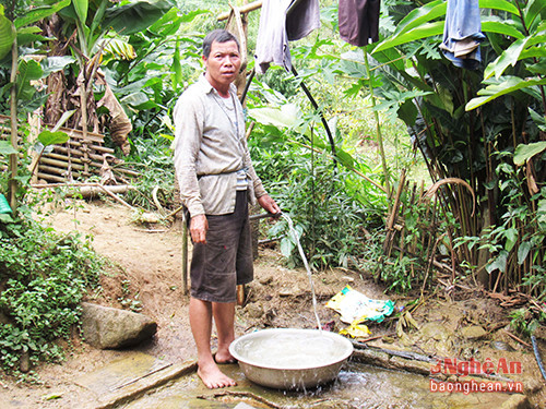 Gia đình ông Moong Văn Thanh, bản Nhọt Nhóong, xã Nậm Nhóong chưa bao giờ được sử dụng nước sạch, nước lấy từ sông suôi với dụng cụ thô sơ