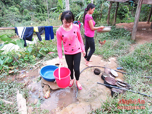 Hàng ngày cô giáo Hà Thị Mai phải đến từng hộ dân xin nước sinh hoạt cho các em nhỏ của trường mầm non Nhọt Nhóong , nguồn nước này không đảm bảo vệ sinh.