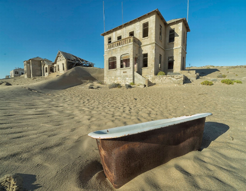 Thành phố Kolmanskop nằm giữa sa mạc, đây là một báu vật quốc gia của Nam Phi. Không chỉ có tiềm năng về khai thác kim cương, mỗi năm Kolmanskop đón rất nhiều khách du lịch đến khám phá những ngôi nhà nằm giữa biển cát độc đáo. Ảnh: Torreviral.