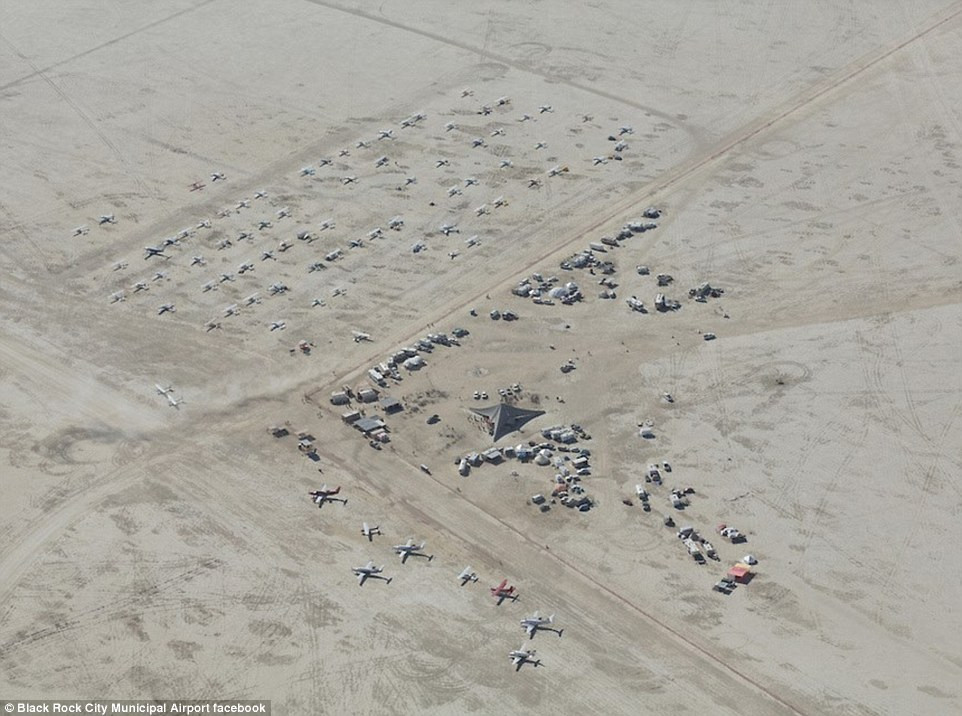 Sân bay Black Rock, Mỹ: Để phục vụ lễ hội Burning Man diễn ra vào tháng 8 hàng năm tại bang Nevada, một đường băng tạm thời dài hơn 3km sẽ được “xây dựng” xuyên qua sa mạc. Các phi công muốn hạ cánh tại đây luôn phải giữ liên lạc với tổng đài để nắm bắt thông tin và bảo đảm an toàn. Đường băng này sẽ nhanh chóng biến mất sau những cơn bão cát khi lễ hội kết thúc.