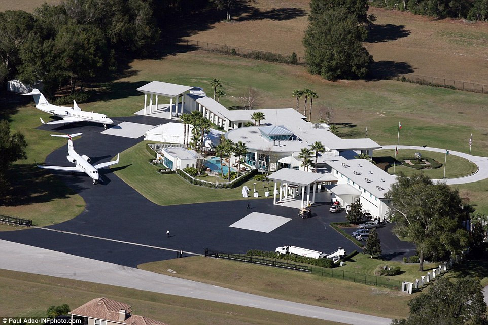 Sân bay riêng của John Travolta, Mỹ: Tài tử điện ảnh Mỹ có hẳn một sân bay cá nhân với hai đường băng dành cho máy bay phản lực tại căn biệt thự ở Florida, sau khi chi hàng triệu đôla để sửa sang lại toàn bộ công trình. Travolta còn là phi công danh dự của công ty hàng không Qantas, Úc.