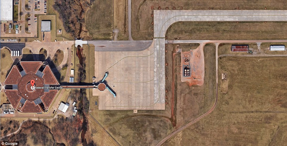 Sân bay nhà tù Will Rogers, Mỹ: Một sân bay đã được xây dựng ngay bên cạnh nhà tù tại Trung tâm chuyển giao liên bang, Mỹ, phục vụ cho các hoạt động giao nhận tù nhân.
