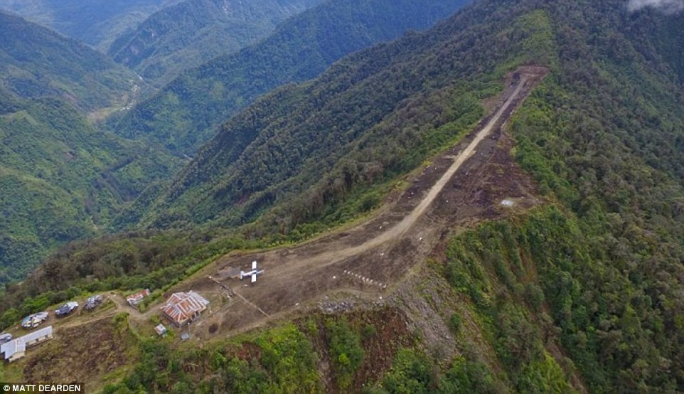 Sân bay làng Tsinga, New Guinea: Sau khi được đưa vào hoạt động vào năm 2011, sân bay này nhanh chóng trở thành một trong những địa điểm đáng sợ nhất thế giới, với đường băng hẹp nằm trên một sườn núi dốc có địa hình hiểm trở.