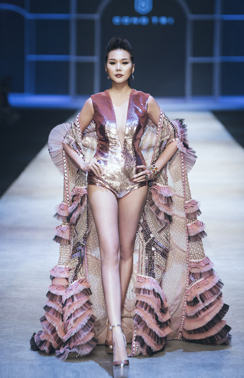 Tối qua (2/11), Công Trí là nhà thiết kế đầu tiên trình diễn trong đêm mở màn Tuần lễ thời trang quốc tế Việt Nam Thu đông 2016. Một lần nữa Thanh Hằng đảm nhận vị trí vedette cho nhà tạo mốt thân thiết.
