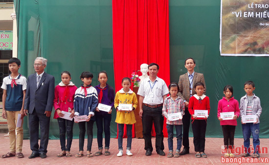   Trao học bổng cho học sinh Tiểu học và THCS xã Yên Hợp.