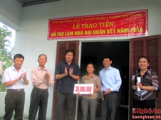 Trao tiền hỗ trợ xây dựng nhà đại đoàn kết cho gia đình chị Thắm ở Con Cuông
