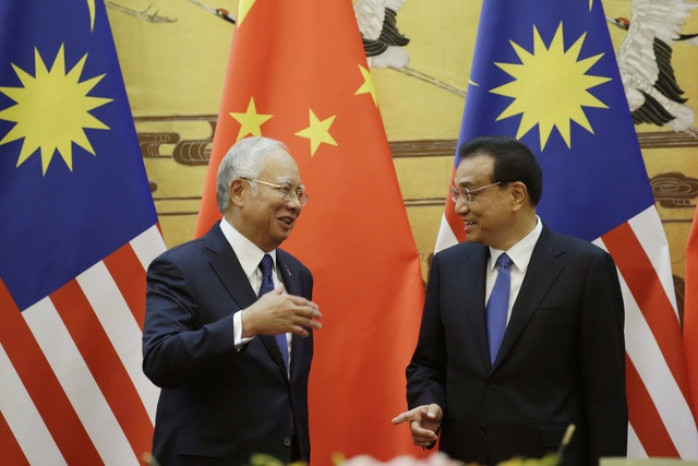 Thủ tướng Malaysia Najib Razak (trái) gặp Thủ tướng Trung Quốc Lý Khắc Cường tại Đại lễ đường Nhân dân ở Bắc Kinh hôm 1/11. Ảnh: AP.