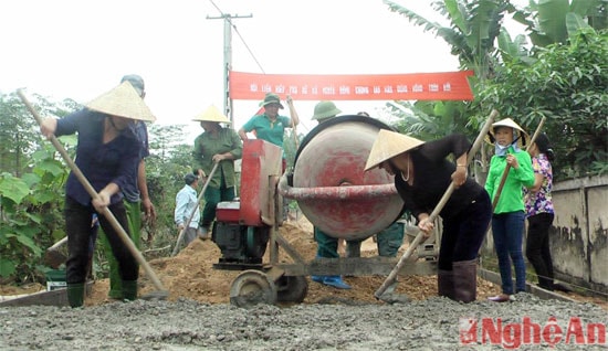 Phong trào xây dựng nông thôn mới đạt nhiều kết quả cao. Ảnh tư liệu Báo Nghệ An: Nhân dân xóm Đình xã Nghĩa Dũng làm đường giao thông nông thôn.