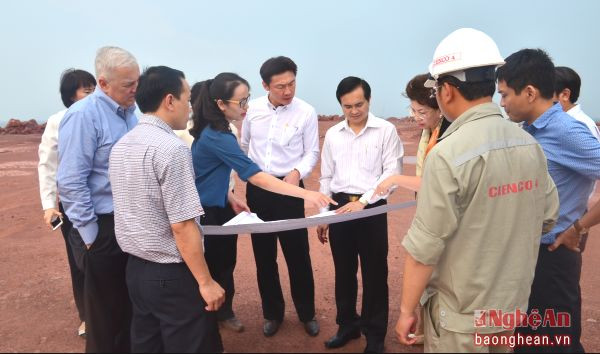 Lãnh đạo Công ty Hemaraj tìm hiểu về khả năng tiếp nhận tàu của cảng nước sâu ở Nghi Thiết.