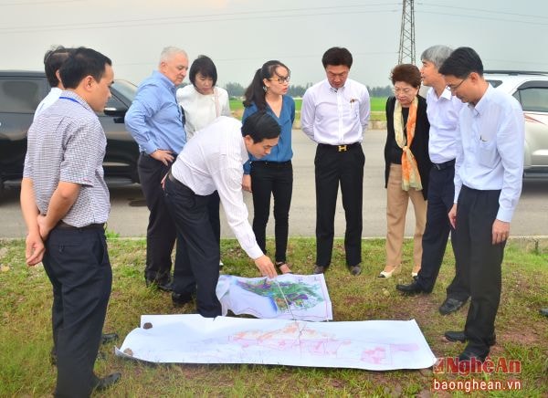 Lãnh đạo tỉnh giới thiệu với đoàn công tác Hemaraj về quy mô KCN Nam Cấm. Ảnh: Thành Duy