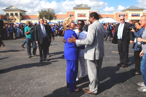Ứng viên Hillary Clinton chào đón cử tri tại địa điểm bỏ phiếu sớm ở Lauderhill, Florida, Mỹ, ngày 2/11/2016.Ảnh: REUTERS