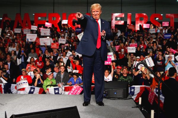 Ông Trump tại cuộc vận động tranh cử ở Warren, Michigan. Ảnh: REUTERS